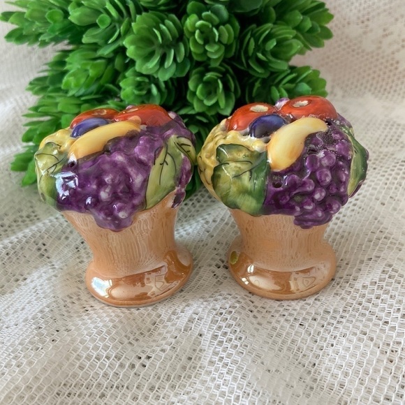 Vintage Porcelain Basket of Fruit -Peach Lusterware Salt & Pepper Set -JAPAN - Picture 2 of 7